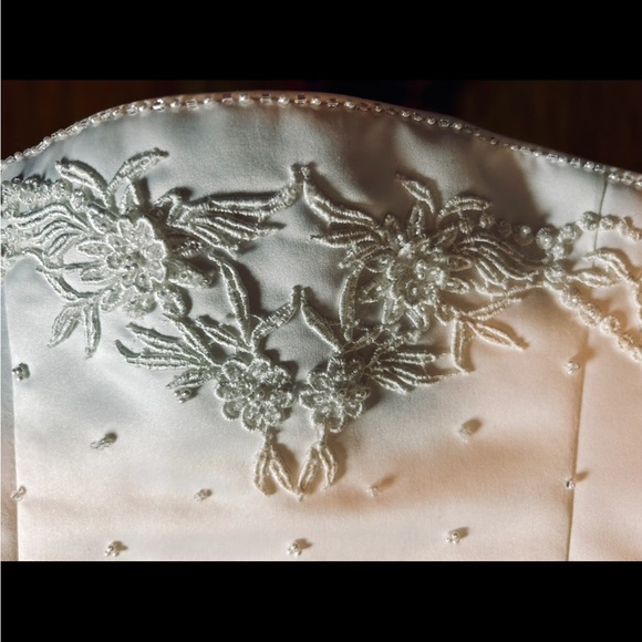 Elegant White Embroidered Camisole - Picture 9 of 16